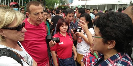 Turis asal Prancis ini membaur di kerumunan pendukung Ahok