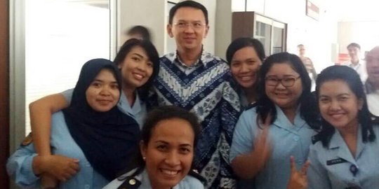 Lewat HT polisi, Ahok minta pendukungnya bubar dari Mako Brimob