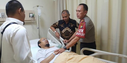 Novel Baswedan beri foto ke polisi: Ini loh pelakunya Pak!