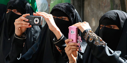 Perempuan di desa India ini haram main ponsel di luar rumah