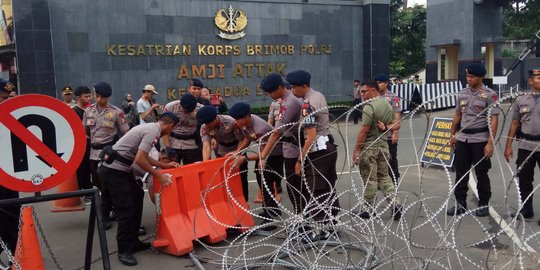 Ingatkan salat, polisi rayu ibu-ibu pendukung Ahok membubarkan diri