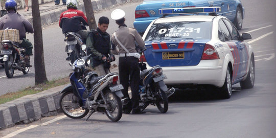 Tak patuh aturan lalu lintas, polisi ini ditilang temannya sendiri