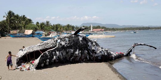 Penampakan paus plastik raksasa hebohkan warga Filipina