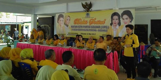 Di Jawa Timur, istri pengurus Golkar bagi-bagi sembako & bibit pohon