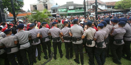 Pendukung Ahok di Pengadilan Tinggi tak mau bubar, malah baku hantam