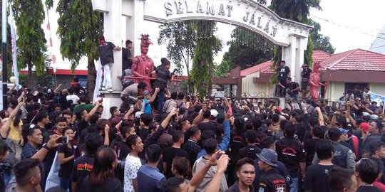 Ribuan massa adang Fahri Hamzah di Bandara Sam Ratulangi Manado