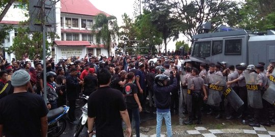 Tolak Fahri Hamzah datang, massa merangsek ke kantor Gubernur Sulut