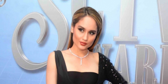 Hobi hiking, ini barang bawaan wajib Cinta Laura