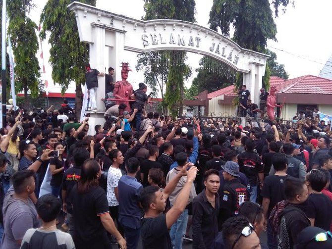 massa adang fahri hamzah di manado