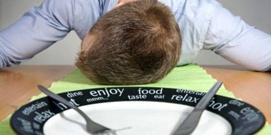 Kenapa kamu tak boleh langsung tidur setelah makan?