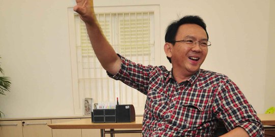 Beralaskan tikar, Ahok isi kegiatan di penjara dengan membaca buku