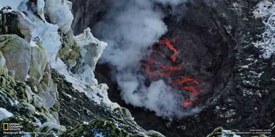 sebuah gunung berapi aktif