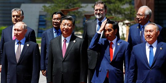 Gaya Jokowi berdiri sejajar dengan Putin dan Xi Jinping di China