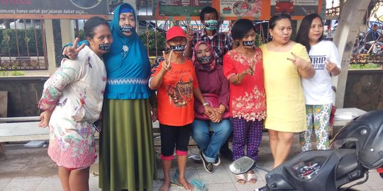 Pakai lakban hitam, massa Ahok aksi tutup mulut di Mako Brimob
