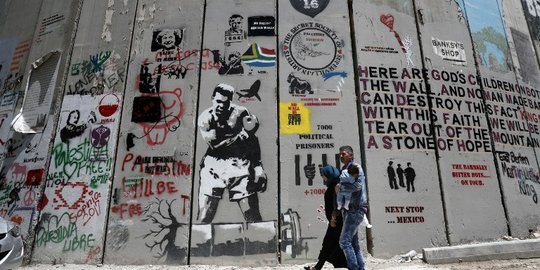 Kreasi mural seniman Palestina di tembok perbatasan