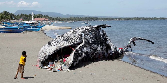 Bangkai hewan  terdampar  di  Maluku  ternyata paus bukan cumi 