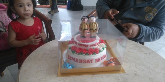 Sambangi Balai Kota, relawan bawa kue Ahok-Djarot