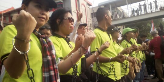 Massa pro Ahok rantai tangan di depan Pengadilan Tinggi Jakarta