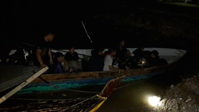 tni al tangkap 14 tki ilegal penyelundup dan abk positif narkoba