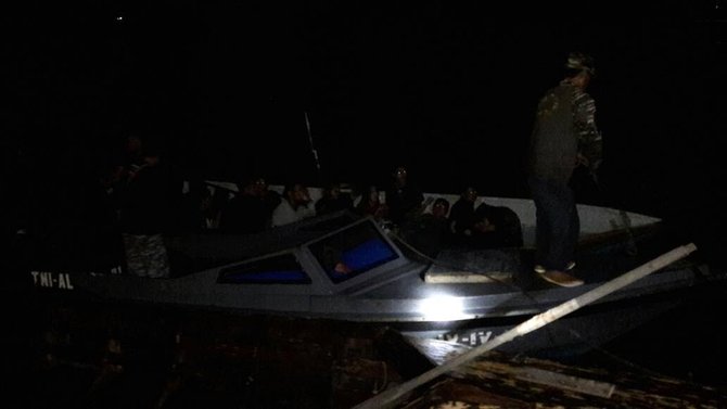 tni al tangkap 14 tki ilegal penyelundup dan abk positif narkoba
