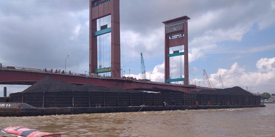 Tali penarik putus, tongkang batu bara hantam Jembatan Ampera