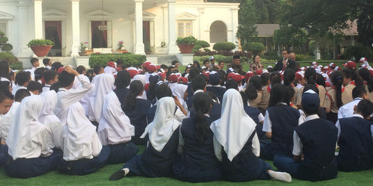 Momen kehangatan Jokowi berdongeng Lutung Kasarung kepada 503 siswa