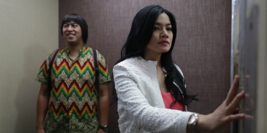 Titi Kamal dan Pandji Pragiwaksono terjebak di lift, ada apa?