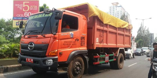 Warga Bekasi keluhkan bau busuk air sampah dari truk Pemprov DKI