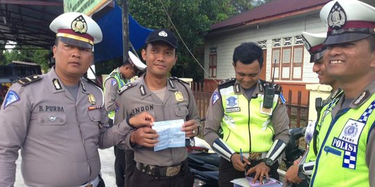 Tak pakai helm dan kaca spion, 3 polisi ditilang teman sendiri