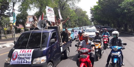 Tolak Uber, ratusan sopir taksi geruduk Balai Kota Solo