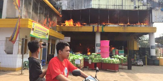 Toko plastik di Bantar Gebang Bekasi diamuk si jago merah