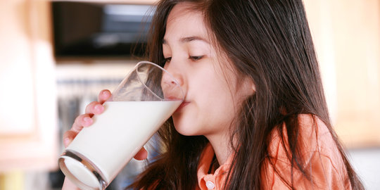 Kapan saat yang tepat untuk minum susu: pagi atau malam hari?