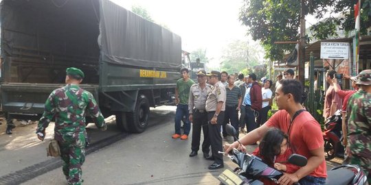 Penertiban di komplek Kodam Cipinang diwarnai aksi bakar ban warga
