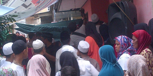 Tangis keluarga sambut kedatangan jenazah santri di Depok