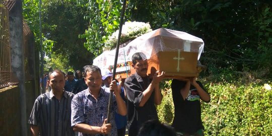 Jenazah Wiwit dikubur bersama gaun dan perlengkapan foto pre-wedding