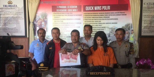 Pura-pura merayu, waria copet handphone bule di Kuta
