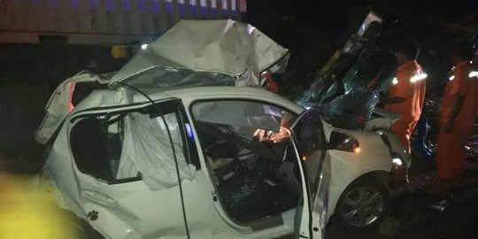 Truk tabrakan beruntun dengan 9 mobil di Cipularang, 2 tewas
