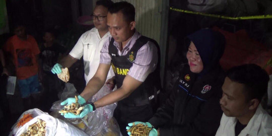 Polisi grebek gudang tepung roti expired di Surabaya