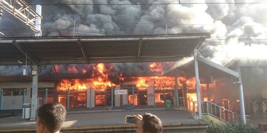 Kebakaran di Stasiun Klender, KRL tidak bisa melintas