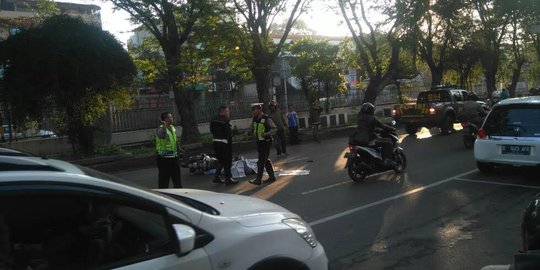 Senggolan dengan angkot, pemotor di Bandung tewas dilindas bus