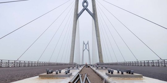 Melihat lebih dekat jembatan lintas laut terpanjang di dunia