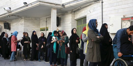 Pemilu Iran jadi pertarungan sengit antara Rouhani dan Raisi