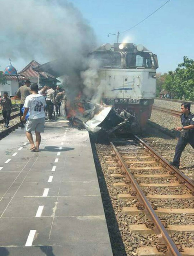 ka argo bromo tabrak avanza di purwodadi