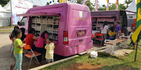 Perpustakaan keliling ramaikan konser kebangkitan di Waduk Pluit