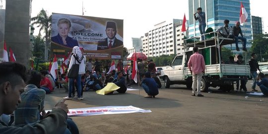 Demo di depan DPR, mahasiswa kepanasan malah asyik duduk & ngobrol