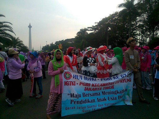 Dari Monas sampai HI guru TK  fashion show kostum  daur 