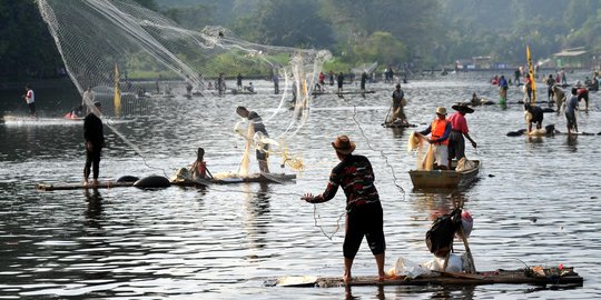 Kemeriahan tradisi Ngubek Setu di Situ Gede