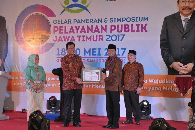 bupati pasuruan m irsyad yusuf menerima penghargaan dari kemenpanrb dalam bidang inovasi pelayanan publik