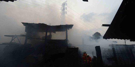 Kebakaran hebat lahap pabrik tahu di Mampang