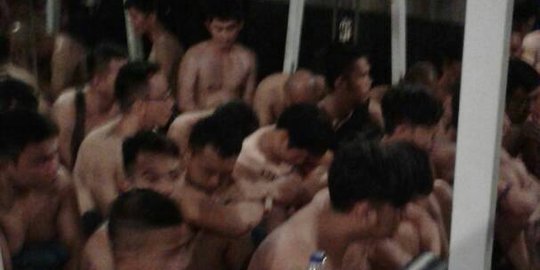 Penggerebekan gay di Kelapa Gading, barang bukti kondom-kasur disita